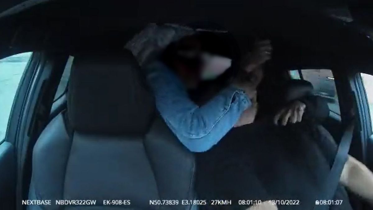 Image enregistrée par une dashcam montrant un chauffeur VTC assis à l’avant de son véhicule, en train de se faire agresser par deux clients situés à l’arrière.