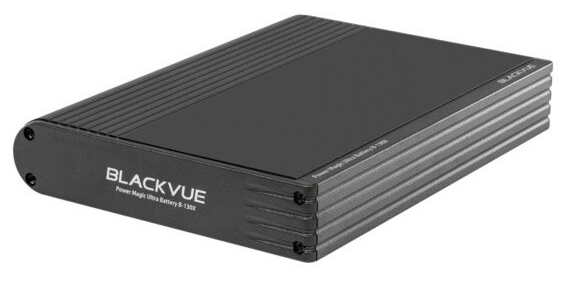 Batterie externe BlackVue B-130X noire et compacte, conçue pour alimenter une dashcam en stationnement, posée sur une surface claire.
